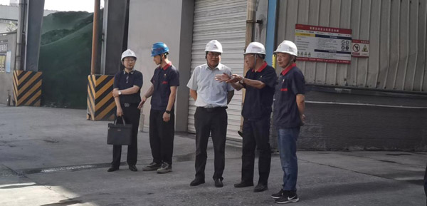 集團公司黨委委員、股份公司黨委書記、總經(jīng)理蔣培進到建材公司調(diào)研